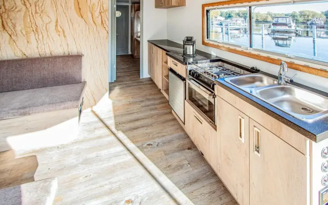 Nice Ship/boat in Hennigsdorf With 1 Bedrooms