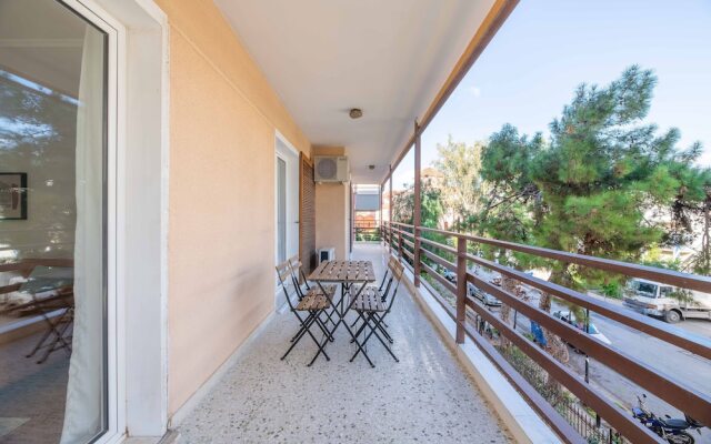 Homey 2BR Apartment in Cholargos