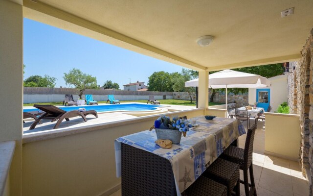 Stunning Home in Mihelici With Wifi and 3 Bedrooms