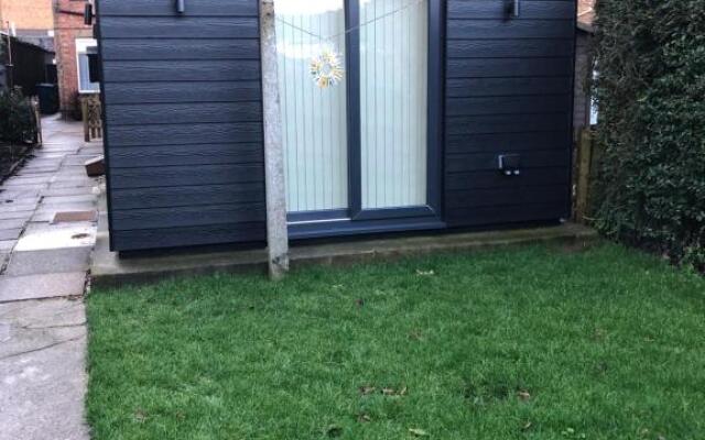 Unique one bed contemporary bungalow town centre