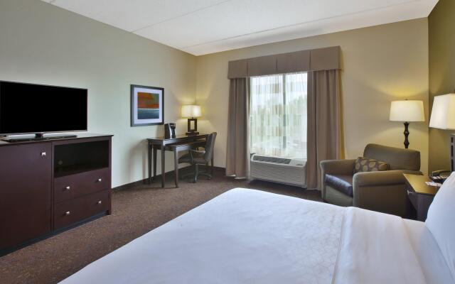 Holiday Inn Express & Suites Geneva Finger Lakes, an IHG Hotel