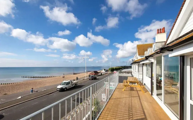 Stunning Beachfront Apt w Balcony Sea Views