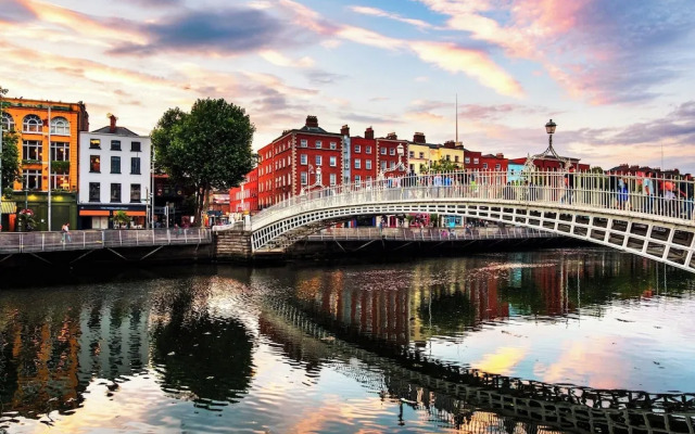 Central Dublin 2-bed Apartment -sleeps 5 & Parking