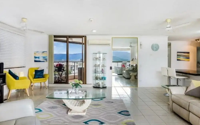 Cairns Ocean View Apartment in Aquarius