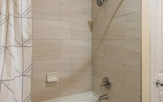 Southside 1 BR Apt with Parking by Frontdesk