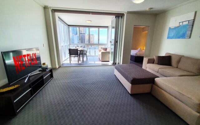 2BR Epic Views CBD 2 Cars Pool Wine Gym Netflix