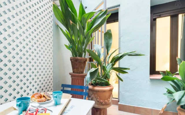 Explore a Walkable Neighborhood around a Comfy Apartment