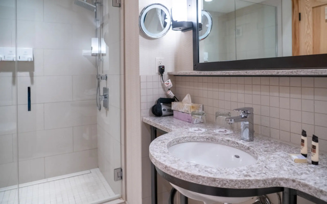 Moose Hotel And Suites