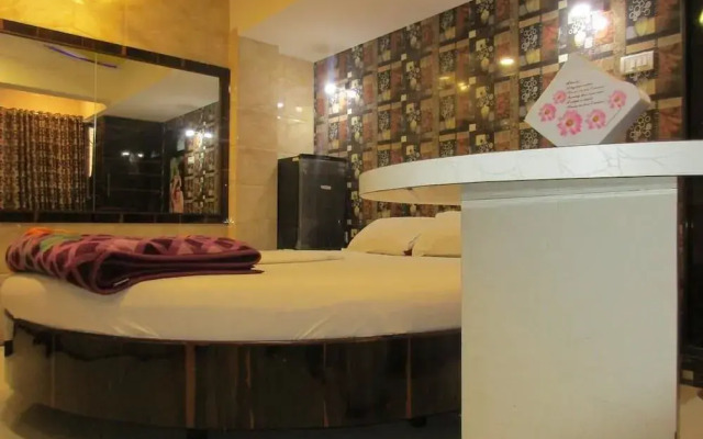 Hotel Saroja Palace