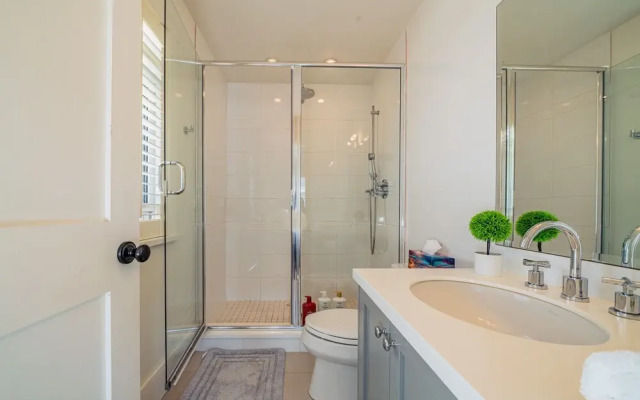 Elegant & Cozy Escape West Vancouver