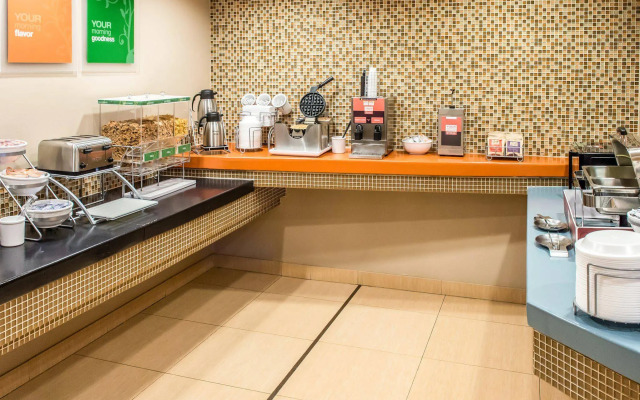 Hometowne Studios & Suites By Red Roof Washington