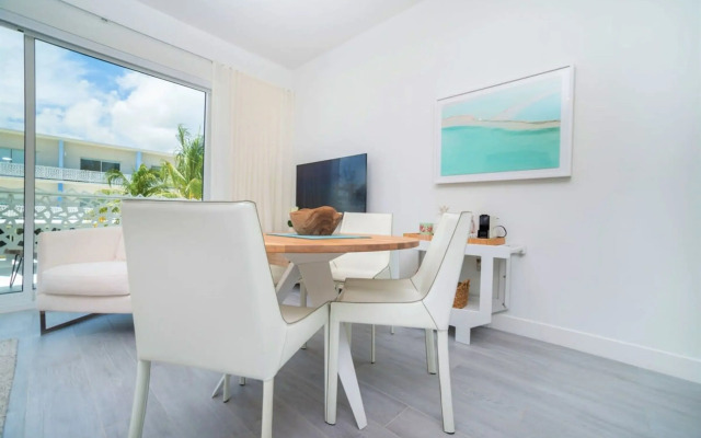 Modern 1BR Apt w Rooftop Pool Onsite Amenities