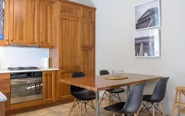 A Beautiful 2 bdr House in the Heart of Plaka