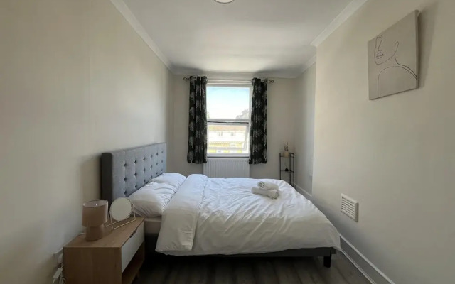 New Spacious 4 Bed Apartment in Kew Bridge