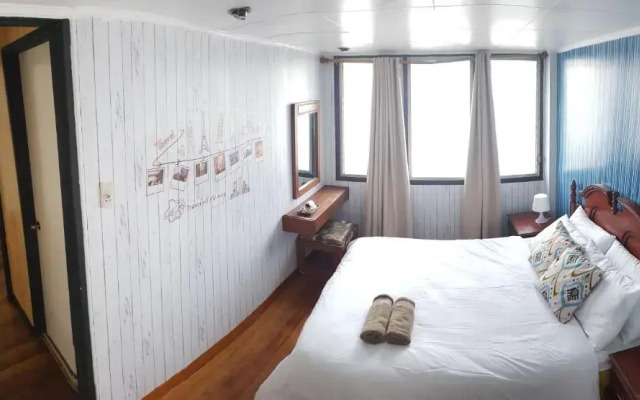 HOMESTAY DE MARQS - STYLISH and SPACIOUS 3 BEDROOM VACATION HOME