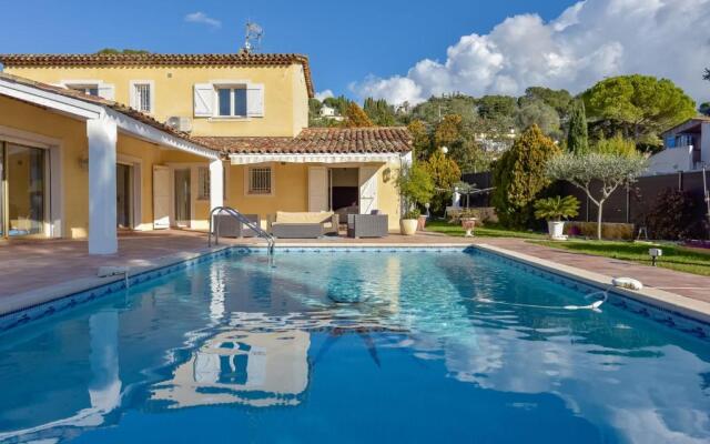 KIKILOUE Villa familiale avec piscine pour 10 à 15 min de Cannes !