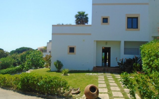 House with 3 Bedrooms in Albufeira, with Shared Pool, Enclosed Garden And Wifi