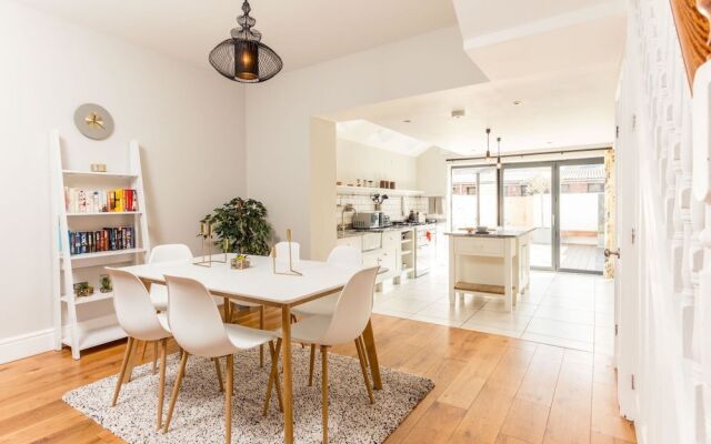 Modern 3 Bed Home in trendy Cambridge suburb