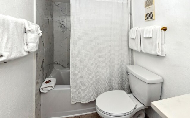 Inlet Reef 306 2 Bedroom Condo by RedAwning