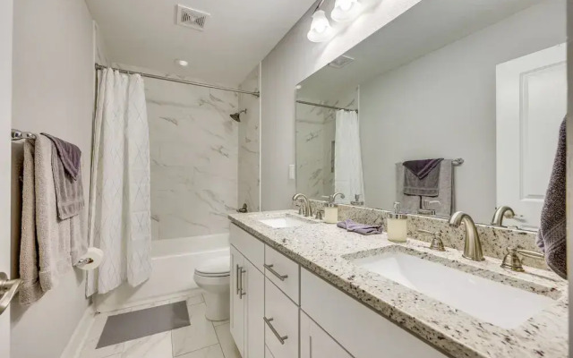 Pet-friendly Townhome, 1 Mi to Southbank Riverwalk