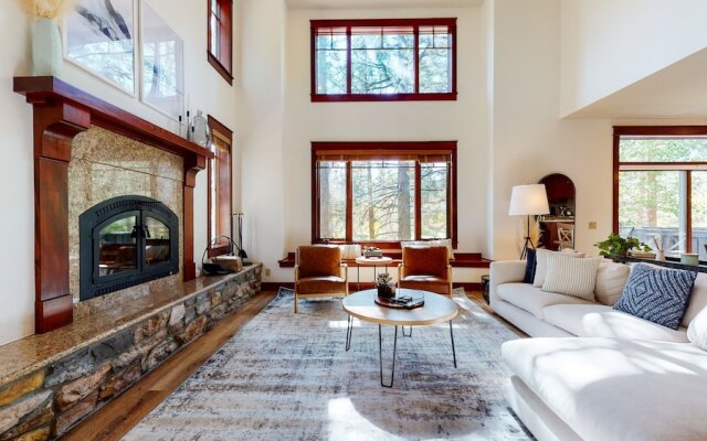 Timbers 15 Private Hot Tub, 2 Car Garage, Washer Dryer, Large Townhouse by RedAwning