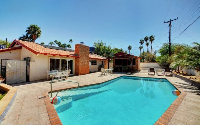 Las Vegas Elegance! Pool Table & Sparkling Pool! 3 Bedroom Home by RedAwning