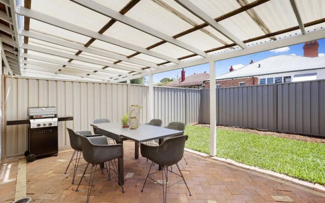 Chic Semi-detached 2-bed Home With Outdoor Dining