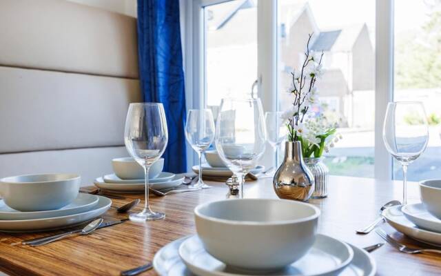 Large 4 Bed Townhouse in Uxbridge Sleeps 9