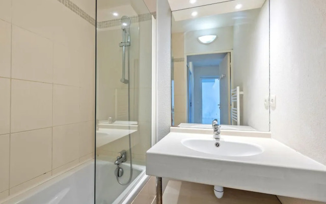 Flat by Pointe St-mathieu