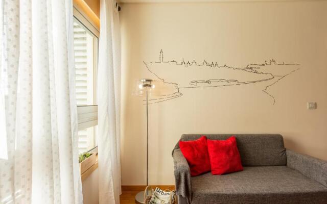 Francos Relaxing Apartment by the metro
