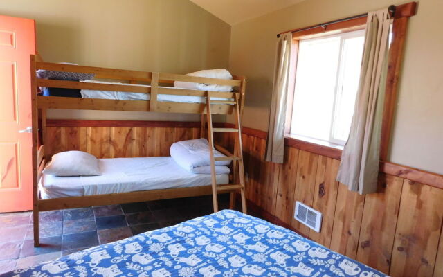 North Yellowstone Lodge and Hostel