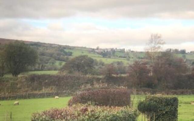 The Old Stone Trough Country Lodge & Inn