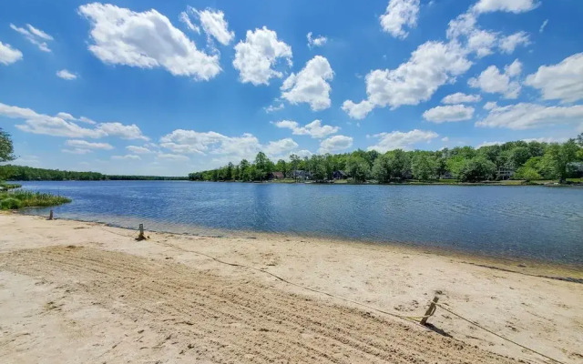 Golf, Ski + Fish: Cabin w/ Deck in Tobyhanna!