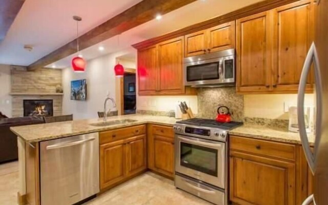 Villa Cortina with Easy Access to Gondola by RedAwning