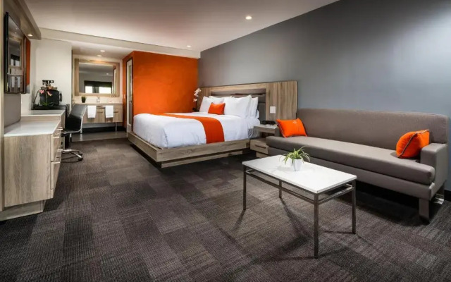 Canoga Hotel at Warner Center