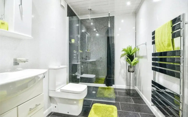 Spacious 3 Bed 2 Baths Free Wifi Central Location