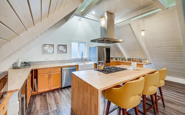 Stylish Bellingham Home w/ Lake + Mountain Views!