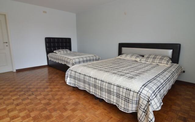Charming Holiday Home With Jacuzzi In Bree