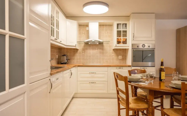 Snowflake family apart. Ski in& out