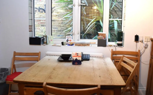 Delightful 1 Bedroom Garden Flat, Near To River