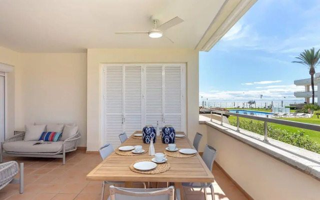 Bright Apartment Front of Beach Guadalmansa Beach