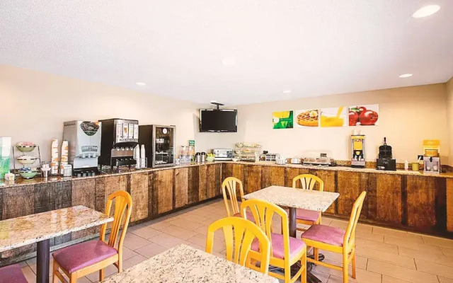 Norwood Inn & Suites Milwaukee