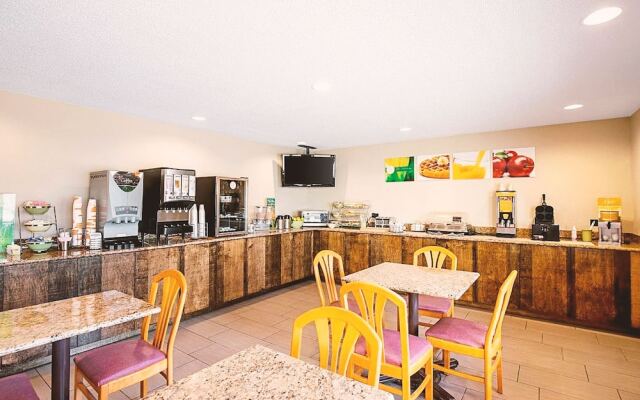 Norwood Inn & Suites Milwaukee