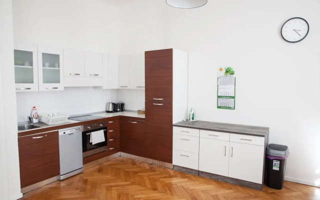 Spacious 2 Bedroom Apartment With Nice Terrace