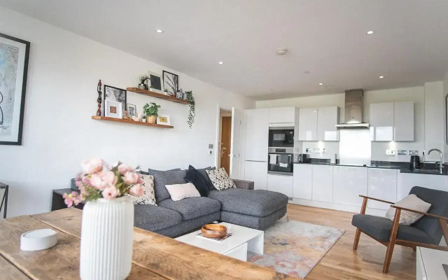 Stunning Riverside View Apartment, near Canary Wharf & O2