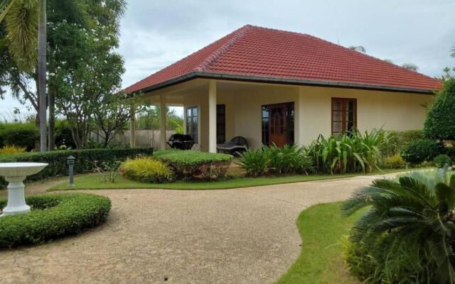 Schönes Bungalow mit Gemeinschaftichem Außenpool und 2km vom Sandstrand Enfernt