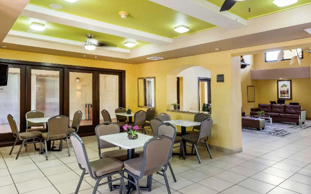 Boca Suites Deerfield Beach, SureStay Collection by BW