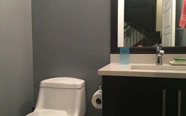 Vancouver Austin Guesthouse
