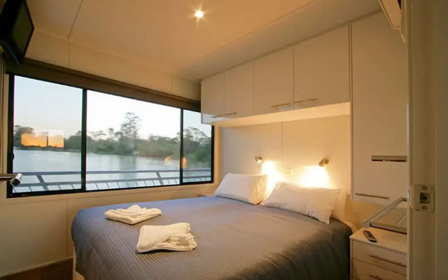 All Seasons Houseboats