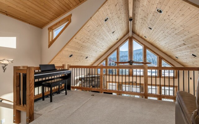 Peterson Acres 3 Bedroom Home by NW Comfy Cabins by RedAwning